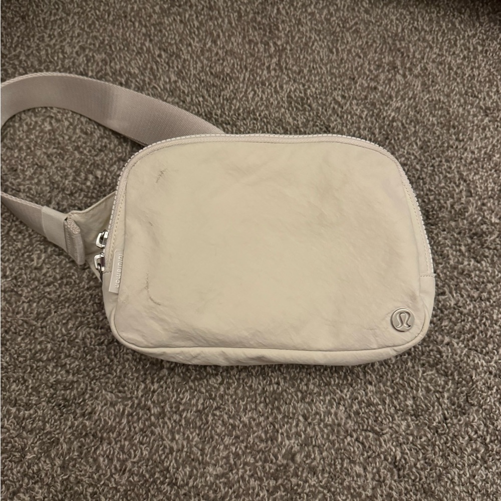 Lululemon 2L Belt Bag in Bone